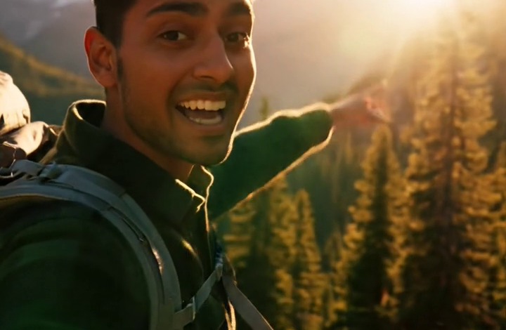 Mijn moeder liet een voicemail achter die klonk als een vonnis: “Je hebt geen contact meer met deze familie. Neem geen contact meer met ons op. Deze familie gaat zonder jou verder.” Ik antwoordde met één woord: “Oké”, en verwijderde mezelf vervolgens uit alle dossiers die ze gebruikten om het oude huis te verkopen, een rijtjeshuis aan het meer te kopen en hun “nieuwe start” in gang te zetten. Nog geen twee dagen later stond mijn telefoon vol met 58 gemiste oproepen, en toen verscheen er een bericht van hun advocaat.