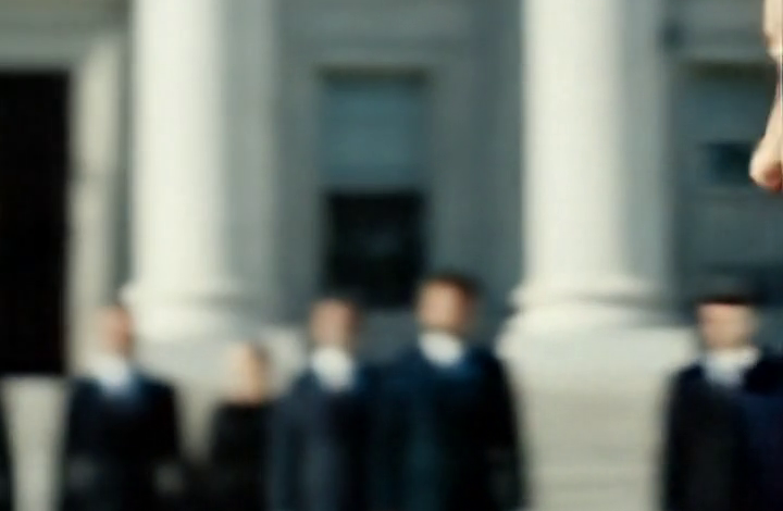 Mijn zus heeft mijn pand van $800.000 aan Mercer Street stilletjes te koop aangeboden via een veiling, alsof mijn naam nooit op de eigendomsakte had gestaan. Ik kwam er pas achter toen ik een e-mail van de belastingdienst ontving met de tekst “VERKOCHT”. Tegen de tijd dat ik bij de trappen van het gerechtsgebouw aankwam, stond ze daar al te glimlachen in afwachting van het geld – totdat de koper naar voren stapte en één vraag stelde die de menigte tot zwijgen bracht.