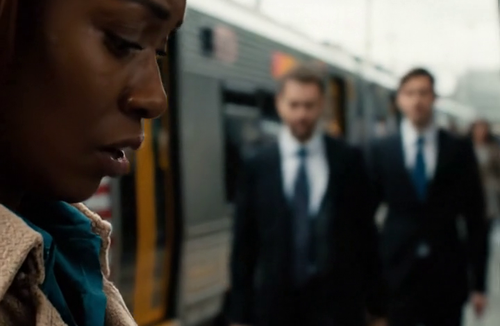 In de trein op weg naar ons huwelijksreisje staarde een vreemde vrouw acht uur lang naar mijn man… en toen ze eindelijk opzij ging, stopte ze een verfrommeld briefje in mijn hand dat ons perfecte huwelijk in mijn hoofd veranderde in een plaats delict