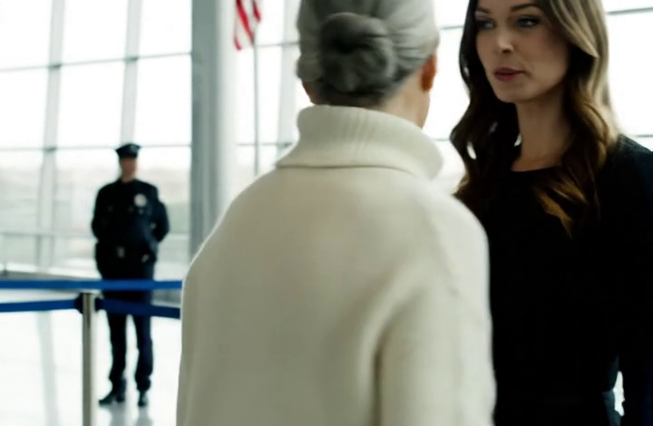 Mijn zoon en schoondochter lieten me zonder geld achter op het vliegveld, zonder enig idee dat ik op weg was om iemand te ontmoeten die alles zou veranderen – echt gebeurd.