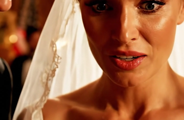 Toen ik aankwam op de bruiloft van mijn zus in Boston en mijn naam opgaf, controleerde het personeel het twee keer en zei: ‘U staat niet op de gastenlijst.’ Ik belde haar, in de veronderstelling dat het een vergissing was, maar ze lachte en vroeg: ‘Dacht je echt dat je uitgenodigd zou worden?’ Dus ik vertrok zonder ophef te maken en legde mijn cadeau op tafel. Uren later, toen ze het openmaakte, belde ze me steeds weer, maar ik nam nooit op.