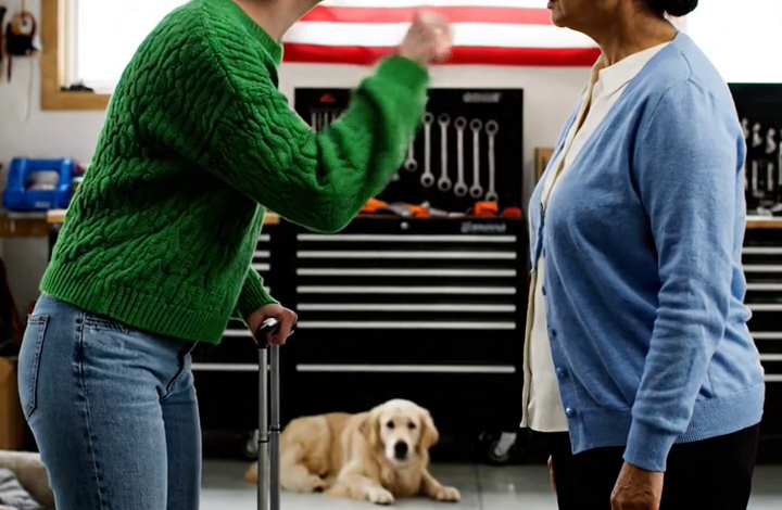 Op de dag dat mijn man overleed, zette mijn schoondochter mijn koffers in de garage – zich totaal niet bewust van de 19 miljoen dollar en de villa die hij me had nagelaten. Die avond zei ze: “Vanaf nu slaap je in de garage.” Pal ernaast stond het bed voor haar verwende hond. Ik glimlachte en antwoordde zachtjes: “Goed dan” – want ze had geen idee dat ik op het punt stond de regels te herschrijven. Tegen de tijd dat ze het besefte… was alles al veranderd.