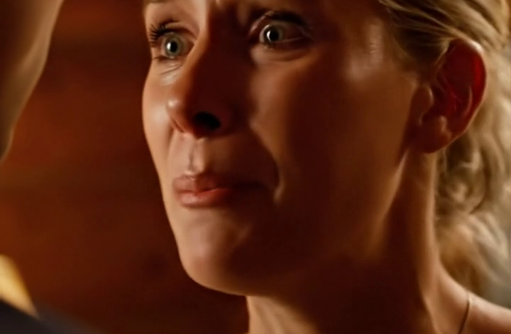 ‘Je moeder is overleden? Nou en? Ga het eten maar naar mijn gasten brengen,’ lachte mijn man vlak voor het diner dat hij had georganiseerd om indruk te maken op zijn baas. Ik stond daar in dat felverlichte huis in de buitenwijk met rode ogen en een zwarte jurk die nog steeds de geur van rouw droeg, totdat zijn baas naar de ketting om mijn nek keek, mijn hand vastgreep en zich vervolgens langzaam naar mijn man omdraaide.