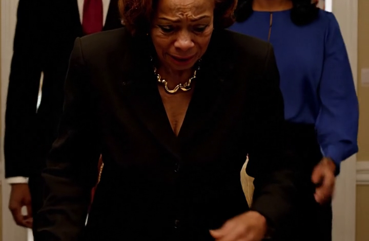 Mijn zoon keek me aan en zei: “Ik denk niet dat je dit jaar met Thanksgiving moet komen.” Ik zei niets. De volgende ochtend, toen mijn zwager de documenten op tafel zag liggen, verstijfde hij. De hele kamer werd stil toen iedereen zich begon te realiseren dat ze de verkeerde persoon hadden weggestuurd.