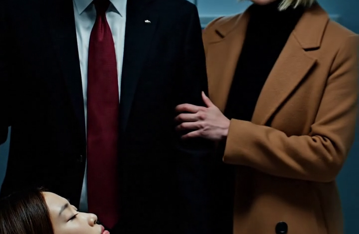 Ik hoorde mijn chirurg zeggen: “Zeg tegen haar dochter dat ik de envelop heb”—en tijdens het herstel zag ik wie hem meenam.