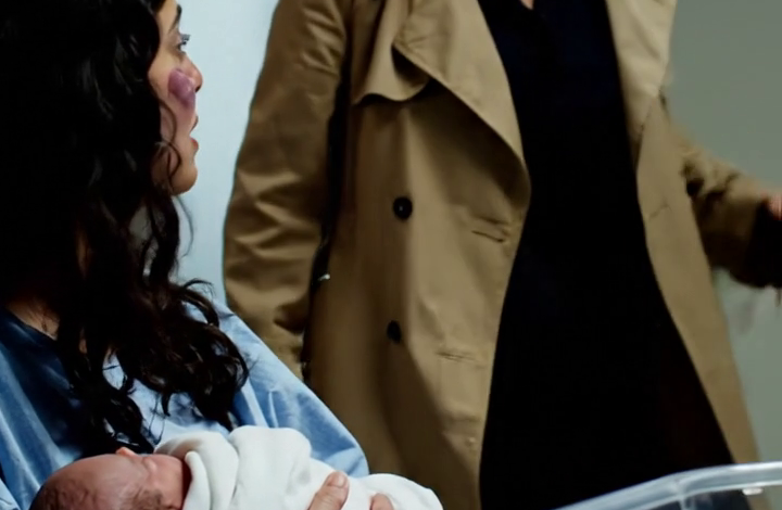 Toen mijn grootmoeder me in een ziekenhuiskamer zag liggen met mijn pasgeboren baby in een vervaagde grijze sweater, fronste ze haar wenkbrauwen. “Was 300.000 dollar per maand niet genoeg?” Ik vertelde haar dat ik nog nooit een dollar had ontvangen