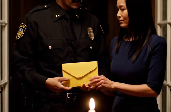 Mijn familie vertrok op een cruise door de Middellandse Zee precies in de week van mijn 65e verjaardag en liet me achter met acht ongebruikte naamkaartjes. Maar de man die een paar dagen later aan mijn deur klopte, had een manilla-envelop bij zich die alles verklaarde wat ik al jaren stiekem had opgemerkt. Tegen de tijd dat ze thuiskwamen, had ik mijn tafel opnieuw gedekt – en deze keer deed ik niet meer alsof ik het niet zag.