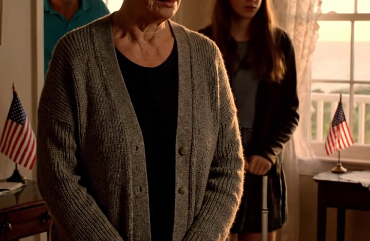 Mijn schoondochter kwam aan met tassen alsof ze de eigenaar was. “Hebben jullie toestemming gevraagd om binnen te komen?” vroeg ik. Mijn zoon lachte: “Dat hoeft ze niet.” Tien minuten later stonden ze buiten en smeekten ze om hun schoenen te mogen pakken.