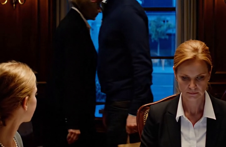 Mijn 9-jarige kleindochter rolde met haar ogen en zei: “Jij mag niet bij ons zitten. Mama zegt dat je een liefdadigheidsgeval bent.” De hele tafel barstte in lachen uit, en het gelach van mijn zoon raakte me het hardst. Ik maakte geen ruzie. Ik stond gewoon op, pakte mijn tas en liep zonder een woord te zeggen weg. Uren later lichtte mijn telefoon op met een berichtje van hem: “Komt de huur nog?” Ik staarde er een seconde naar voordat ik antwoordde: “Een liefdadigheidsgeval betaalt de rekeningen niet.” Tegen zonsopgang was de sfeer in dat huis compleet veranderd.