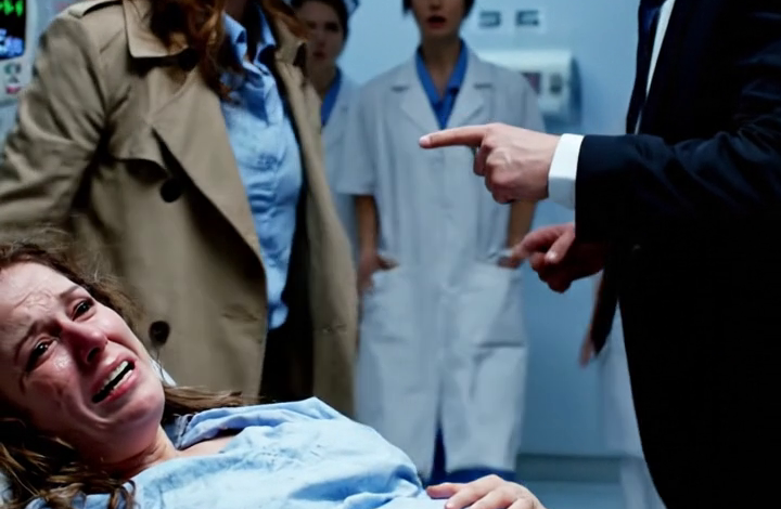 Een lange blonde vrouw in een kamelenjas en naaldhakken kwam binnen alsof ze daar thuishoorde. Haar make-up is perfect. Haar uitdrukking is dat niet. Ik…