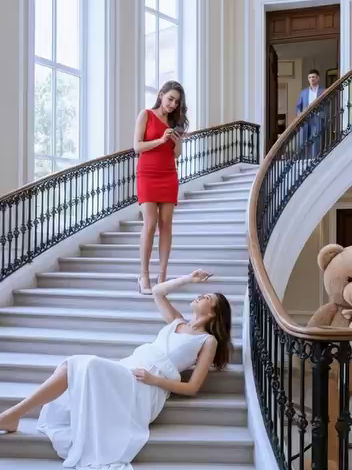 Het gebeurde in het landhuis dat ze altijd veilig noemde: een elegante plek in Connecticut met een marmeren trap waarmee Preston, haar man, graag pronkte…