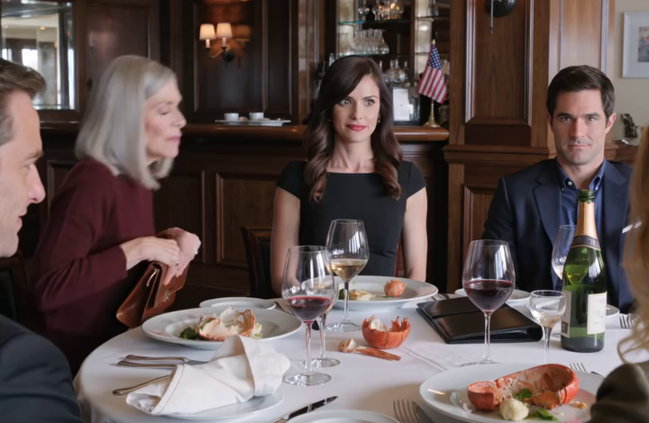 De vlaag koude lucht uit Imperial Garden trof me zodra ik door de glazen deuren stapte. Het was precies half negen. Ik wist het, want ik had op de klok in mijn auto gekeken voordat ik mijn sleutels aan de valet gaf, ik had de messing klok boven de receptiebalie gecontroleerd toen ik binnenkwam, en ik had Valeries berichtje nog een laatste keer gecheckt op de parkeerplaats.