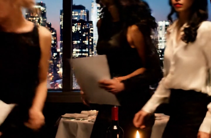 Mijn vervreemde vader kwam mijn restaurant in Austin binnen, ging aan mijn beste tafel zitten en zei: “Je tekent vanavond vijftien procent bij.” Hij dacht dat hij zijn dochter, die hij jarenlang had genegeerd, in het nauw dreef. Hij merkte de telefoon naast de kaars niet op, noch de oude familielening die hij op het punt stond hardop toe te geven, noch het bericht dat binnenkwam net toen mijn broer naar de pen greep.