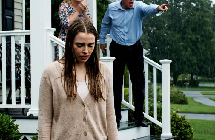 Mijn moeder heeft me het huis uitgezet omdat mijn zus mij de schuld gaf van haar scheiding. Mijn zus barstte in tranen uit en mijn vader schreeuwde: “Ga weg! Je bent deze familie niet waardig!” Ze duwden me de tuin in en gooiden al mijn spullen naar buiten. Ik zei niets en liep weg.