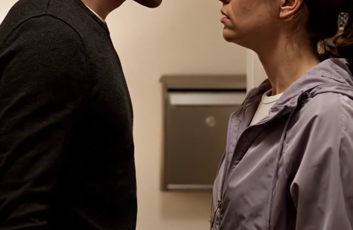 Mijn buurman klopte om 5 uur ‘s ochtends aan: ‘Ga vandaag niet naar je werk. Vertrouw me maar.’ Ik vroeg waarom. Hij keek doodsbang en zei: ‘Je zult het tegen twaalf uur wel begrijpen.’ Om 11:30 uur kreeg ik een telefoontje van de politie…