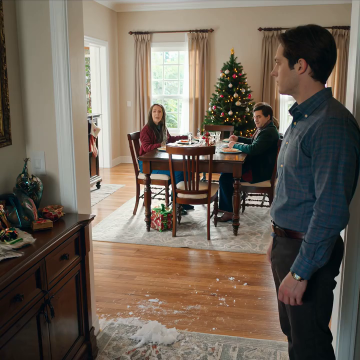 Op eerste kerstdag zei mijn man: “Waar was je? Mijn hele familie zit hier al een uur en de tafel is nog steeds niet gedekt.” Hij had geen idee dat wat ik zou zeggen alles aan die tafel zou veranderen.