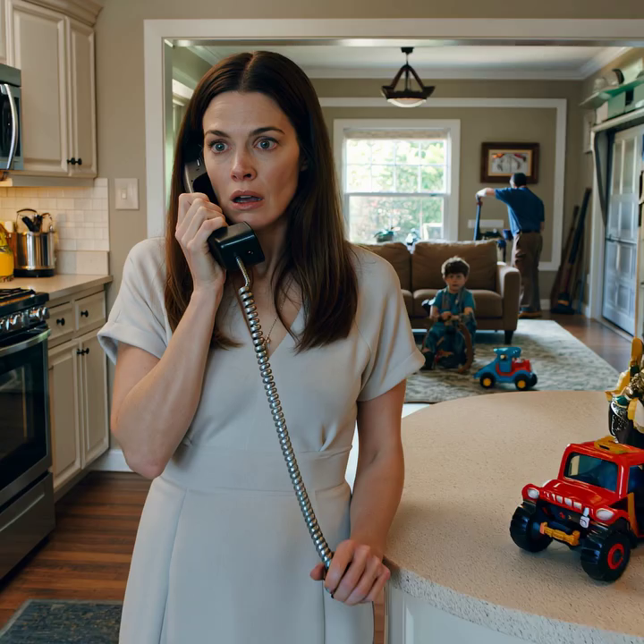 De telefoon van mijn man ging. Ik nam op, denkend dat het werk was. Een vrouw fluisterde: “Je hebt je sokken hier weer laten liggen.” Ik bleef stil. Ze giechelde: “Ik hou zoveel van je.” Ik beëindigde snel het gesprek. De stem? Het was geen vreemde. Het was familie.