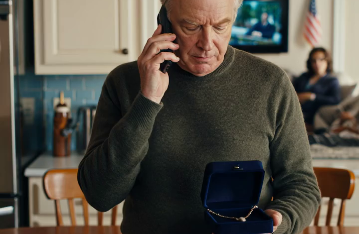 Mijn dochter, mijn ‘gouden kind’, verkocht de ketting van mijn overleden vrouw om een vakantie te kunnen betalen – totdat ik een telefoontje kreeg… De ketting was het enige wat ik nog van haar had. Toen ik hem niet kon vinden, gaf mijn dochter eindelijk toe: “Ik heb hem verkocht. Ik had het geld nodig voor een vakantie.” Ik belde de pandwinkel in de hoop dat ik hem terug kon kopen. De man aan de andere kant van de lijn zweeg even en zei toen: “Meneer… dit is een beetje vreemd. U moet even langskomen. Toen we het deel van de hanger openmaakten dat open kan, vonden we iets wat u moet zien.” Ik wist niet eens dat het open kon.