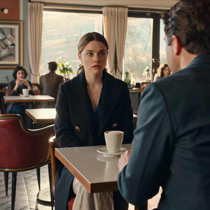 Zestien dagen voor mijn bruiloft keek mijn verloofde op van een onaangeroerde cappuccino en veegde onze toekomst in zeven ingestudeerde woorden van tafel; omdat ik nergens heen kon, accepteerde ik – Emily Carter – een baan als inwonende verpleegkundige in een fort op een klif in San Francisco, gerund door een vrouw die dezelfde naam droeg als mijn pleegmoeder. Daar kwam ik erachter dat mijn patiënt – tech-oprichter Ryan Hail – de westvleugel op slot hield, en op een slapeloze nacht zorgde het licht achter die deur ervoor dat mijn handen gevoelloos werden.