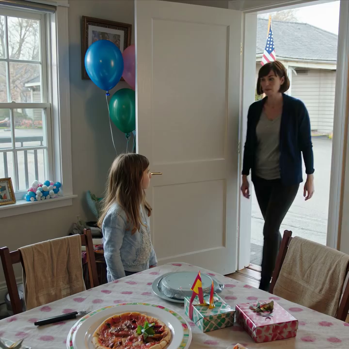 Emma’s tiende verjaardagsfeestje. Vijftien familieleden hadden “ja” geantwoord. 14:00 uur – Niemand kwam opdagen. 14:30 uur – Nog steeds niemand. Toen begonnen de berichtjes: “Kan niet komen. Er is iets tussengekomen.” Een voor een. Iedereen annuleerde. Emma, in haar paarse jurk, fluisterde: “Komt ze nog, mam?” Toen opende ik de familiegroepschat… en zag ze…