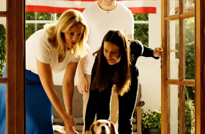 Mijn zoon stuurde me een berichtje: “Je bent niet uitgenodigd voor het familiediner. Mijn vrouw wil je hier niet zien.” Wat me het meest pijn deed, was de simpele waarheid: hij zei het vanuit precies het huis dat ik hen had gegeven. Ik maakte geen ruzie. Ik stuurde alleen maar terug: “Oké.” Daarna ging ik naar huis en heb ik 134 cheques geblokkeerd.