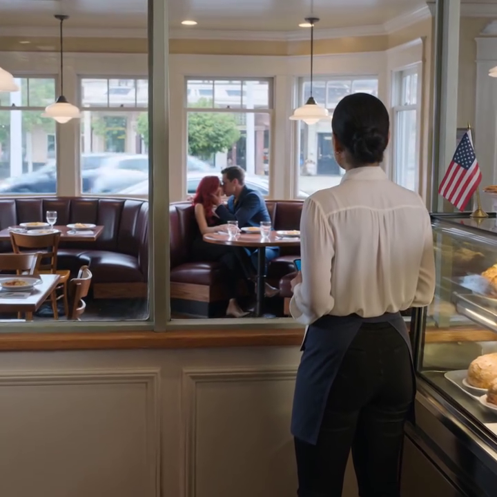 Om 9:47 op onze tweede trouwdag stuurde mijn man me een berichtje: “Fijne trouwdag, schat. Zit vast op mijn werk. Kan niet wachten om het vanavond te vieren.” Ik zat in het kantoor achterin mijn restaurant, mijn schort bestrooid met bloem, bezig met de voorbereidingen voor de lunch voordat de eerste afhaalbestelling binnenkwam, toen ik door de glazen scheidingswand keek en hem twee tafels verderop bij het raam zag, in het donkerblauwe jasje dat ik hem vorige kerst had gekocht, een roodharige vrouw kussen alsof ze al hadden geoefend om onvoorzichtig te zijn.