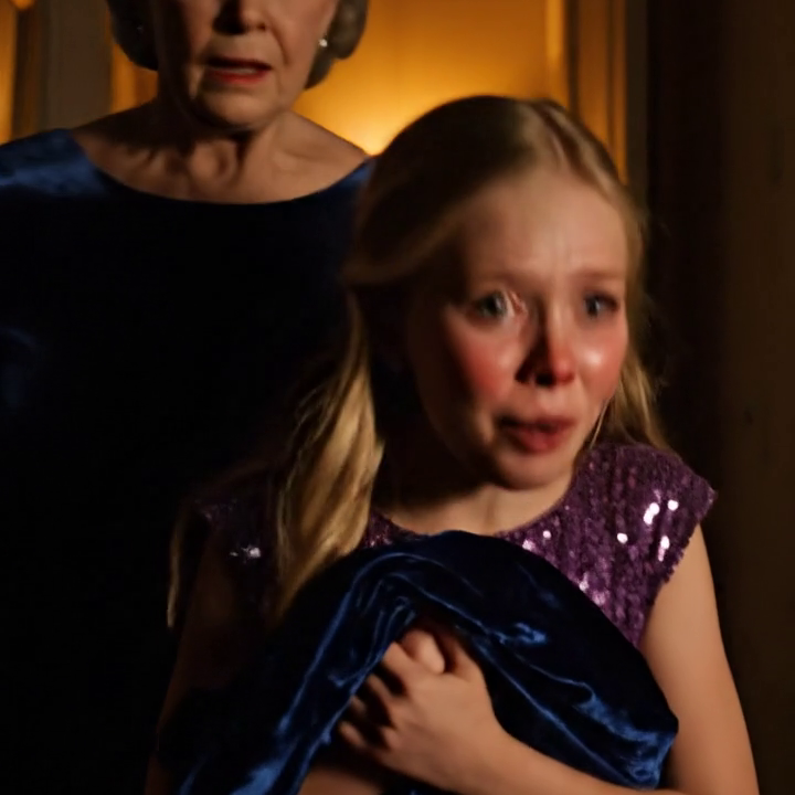 Toen ik bij het huis van mijn zoon aankwam, trof ik mijn zevenjarige kleindochter vastgeketend aan de vloer aan, trillend van angst. “Oma… red papa alsjeblieft eerst!” riep ze. Mijn hart stond bijna stil toen ik de kelderdeur openrukte en mijn zoon daar zag liggen…