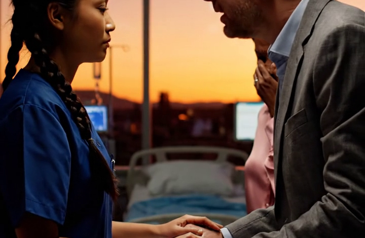 Mijn zus vertelde mijn ouders dat ik was gestopt met mijn studie geneeskunde – een leugen die me vijf jaar lang uit mijn leven wiste – dus toen ze voor zonsopgang met spoed naar de spoedeisende hulp werd gebracht en mijn vader snauwend riep: “Haal de chef erbij!”, protesteerde ik niet; ik pleegde één telefoontje, trok mijn operatiekleding aan en keek toe hoe de hoofdverpleegkundige het binnenkomende patiëntendossier las, vreemd stil bleef staan en haar stem verlaagde alsof het ziekenhuis zelf zojuist een naam had herkend die het vanavond niet had mogen zien.