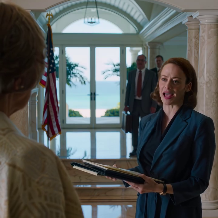 Na de bruiloft bracht mijn schoondochter een notaris naar mijn villa van 20 miljoen dollar in Palm Beach, zwaaide met een dikke map en zei: “Het huis is overgedragen. Verhuis binnen 72 uur.” Mijn zoon kwam nooit opdagen. Ik keek naar de kromme handtekening, glimlachte en zei één zin die hen deed beven.