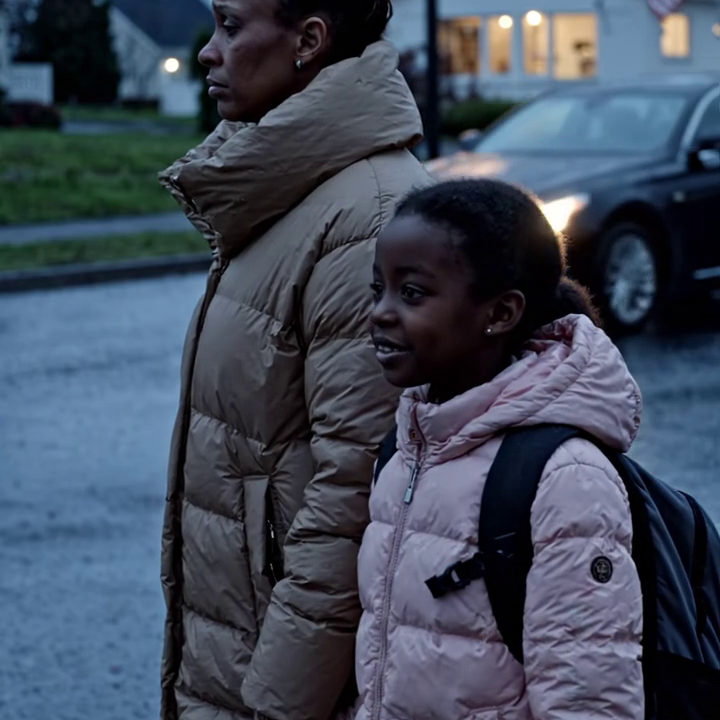 Mijn zesjarige dochter en ik waren in een opvanghuis voor gezinnen toen er een zwarte sedan stopte… Mijn grootmoeder – de rijkste van onze familie – zag ons en vroeg: ‘Waarom zijn jullie niet terug in het huis aan Hawthorne Street?’ Ik verstijfde. ‘Welk huis?’ Drie dagen later liep ik een familiebijeenkomst binnen – en mijn ouders stonden stokstijf stil, het wijnglas in de hand van mijn vader gleed uit zijn hand…