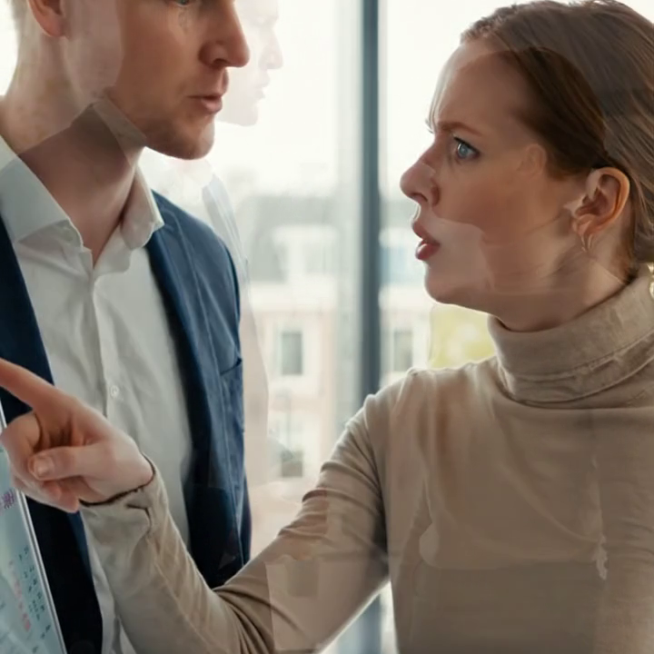 Mijn schoondochter heeft zonder mijn medeweten de sloten van de deur vervangen. Ik stond twee uur lang in de kou buiten, en toen ze terugkwam keek ze me minachtend aan en zei: “Jij bent maar een buitenstaander – denk je echt dat je hier thuishoort?”. Ik heb niet tegengesproken, ik glimlachte alleen maar, pakte mijn spullen en vertrok. Zeven dagen later beval de rechtbank de inbeslagname van het huis… en ze stonden daar versteend van schrik, sprakeloos.