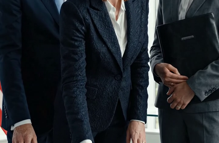 ‘Een salarisverhoging? Je mag blij zijn dat we je überhaupt nog hebben,’ lachte de vicepresident tijdens mijn beoordeling. Het hele managementteam knikte instemmend. Ik stond op, legde een envelop op tafel en zei: ‘Bedankt voor uw tijd.’ Drie dagen later, toen ze de envelop openden en zagen waar ik naartoe wilde…