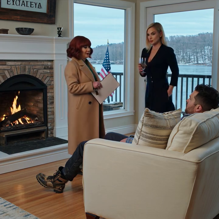 Ik kocht een huis aan het meer van Genève als welverdiende rust na tien jaar deadlines in Chicago. Toen ik die zondag de deur opendeed, zat mijn zus al op de bank, de laarzen van haar man op de houten vloer en de open haard brandde alsof ze er zelf voor betaald hadden. Ze schreeuwde: “Ga weg, anders bel ik de politie!”, maar ik verhief mijn stem niet – ik pakte een map die ze nooit verwachtten.