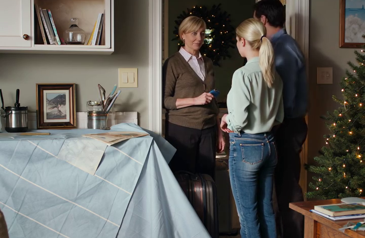 Ik kwam drie dagen eerder terug van een zakenreis en zag een vreemde auto voor mijn huis staan. Ik ging naar binnen en trof de vrouw van mijn zoon aan. Ze glimlachte en zei: “We gaan verbouwen voordat we erin trekken!” Ze had het me nooit gevraagd. Wat ik vervolgens deed, zorgde ervoor dat ze… non-stop gilde