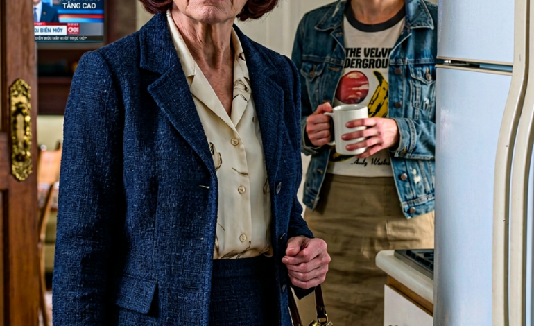 Toen ik op een oktoberavond thuiskwam, zat er een zwaar zwart slot op de voorraadkastdeur in mijn eigen keuken. Mijn schoondochter glimlachte en noemde het ‘een gedeelde ruimte’. Ik zei niets. Bij zonsopgang verwijderde ik stilletjes het slot, liet een handgeschreven briefje achter en belde mijn advocaat. Tegen etenstijd sneed mijn zoon een gebraden kip aan, terwijl ik hem maar één ding vroeg: de datum waarop ze uit het huis zouden verhuizen dat ik in mijn eentje had betaald.