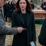 At my mother’s funeral, the gravedigger called me over and quietly said, ‘Ma’am, your mom paid me to bury an empty coffin.’ I replied, ‘Stop fooling around.’ He silently placed a key in my hand and whispered, ‘Don’t go home. Go to Unit 16 — right now.’ At that moment, my phone vibrated. A message from Mom popped up: ‘Come home alone.’ When I reached Unit 16, I found… – True Stories