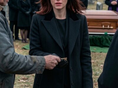 At my mother’s funeral, the gravedigger called me over and quietly said, ‘Ma’am, your mom paid me to bury an empty coffin.’ I replied, ‘Stop fooling around.’ He silently placed a key in my hand and whispered, ‘Don’t go home. Go to Unit 16 — right now.’ At that moment, my phone vibrated. A message from Mom popped up: ‘Come home alone.’ When I reached Unit 16, I found… – True Stories