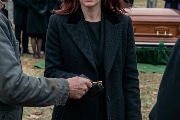 At my mother’s funeral, the gravedigger called me over and quietly said, ‘Ma’am, your mom paid me to bury an empty coffin.’ I replied, ‘Stop fooling around.’ He silently placed a key in my hand and whispered, ‘Don’t go home. Go to Unit 16 — right now.’ At that moment, my phone vibrated. A message from Mom popped up: ‘Come home alone.’ When I reached Unit 16, I found… – True Stories