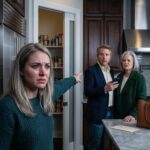 Ik keek mijn man recht in de ogen en zei: ‘Nog één woord van je moeder over mijn salaris, en ik zal niet meer beleefd zijn.’ Mijn stem trilde niet toen ik eraan toevoegde: “Ik zal haar zelf precies vertellen waar ze woont, want mijn geld is niet haar eigendom. Begrijp je dat?” Hij verstijfde. Het werd stil in de kamer. Maar de manier waarop hij zijn telefoon pakte, vertelde me dat dit gevecht nog niet voorbij was; het stond op het punt te ontploffen. – Waargebeurde verhalen