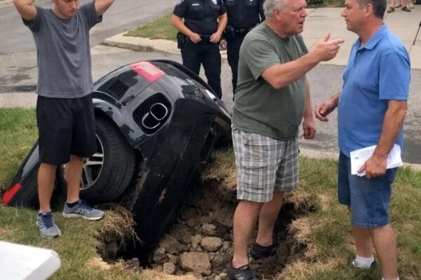 De verwende zoon van de VvE-president bleef mijn gazon verscheuren – dus volgde ik stilletjes de regels, herbouwde de grond en liet zijn Lamborghini in zijn eigen gevolgen vallen