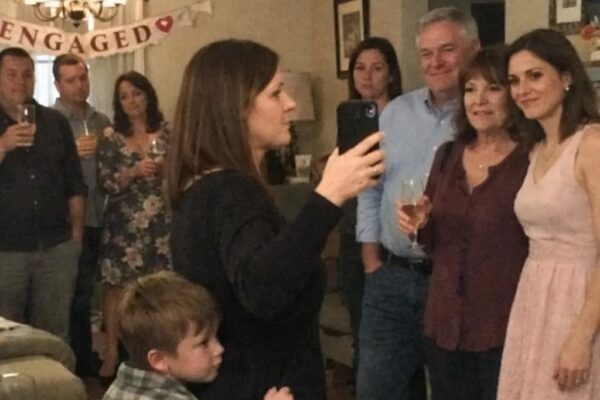 Mijn familie prees mijn zus als de vrouw die ons huis heeft gered – dus liet ik ze jarenlang feestvieren, totdat een rustig verlovingsfeest me dwong mijn telefoon te openen, één zin te zeggen en te onthullen wie echt de hele tijd de eigenaar was geweest van alles