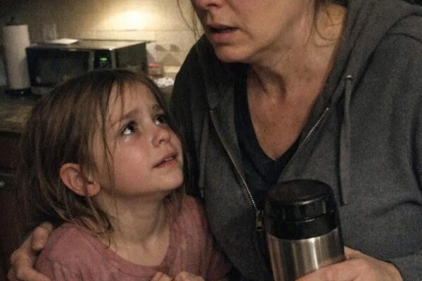 Mijn zus liet haar ‘stomme’ 8-jarige bij mij achter terwijl ze op een cruise ging – Op het moment dat de deur dichtging, keek mijn nichtje naar mij en waarschuwde: ‘Drink geen thee’, waardoor een familiegeheim werd blootgelegd dat gebaseerd was op stilte, controle en een plan dat al in beweging was