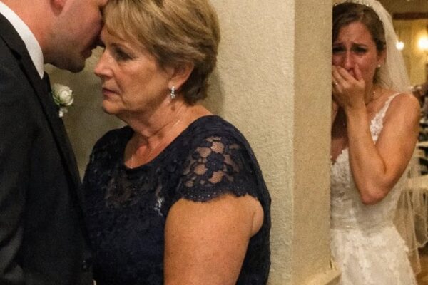 “Ik geef niets om haar – ik wil gewoon haar geld.” – Ik hoorde mijn verloofde dit een uur voor de bruiloft tegen zijn moeder fluisteren, dus liep ik naar het altaar en zei iets waardoor ze verstijfde in het bijzijn van iedereen.