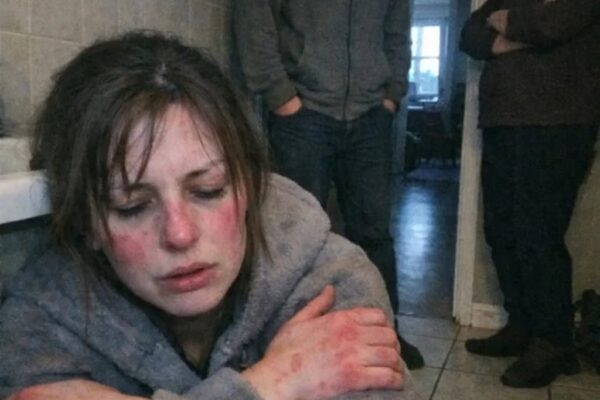 Mijn schoonmoeder sloot me op in een onverwarmde badkamer tijdens een sneeuwstorm terwijl mijn man naar bed ging – Tegen de ochtend was ik onderkoeld in het ziekenhuis, en dat was het moment waarop ik wist dat het huwelijk voorbij was