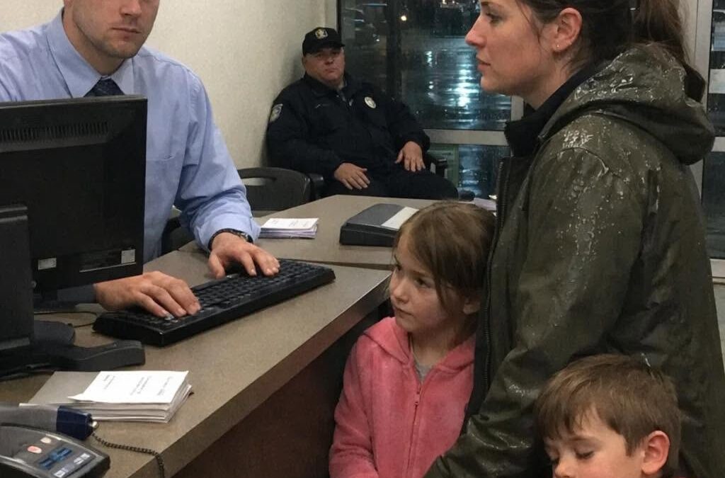 Mijn man gooide mij en onze kinderen in de kou: ‘Neem de kinderen mee en ga, het is niet meer mijn probleem’, zei hij vlak, maar op het moment dat ik de oude bankpas van mijn overleden moeder gebruikte bij een rustige bank, gingen de deuren op slot en kon niemand uitleggen waarom