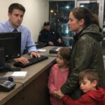 Mijn man gooide mij en onze kinderen in de kou: ‘Neem de kinderen mee en ga, het is niet meer mijn probleem’, zei hij vlak, maar op het moment dat ik de oude bankpas van mijn overleden moeder gebruikte bij een rustige bank, gingen de deuren op slot en kon niemand uitleggen waarom