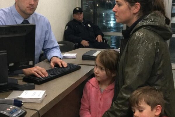 Mijn man gooide mij en onze kinderen in de kou: ‘Neem de kinderen mee en ga, het is niet meer mijn probleem’, zei hij vlak, maar op het moment dat ik de oude bankpas van mijn overleden moeder gebruikte bij een rustige bank, gingen de deuren op slot en kon niemand uitleggen waarom