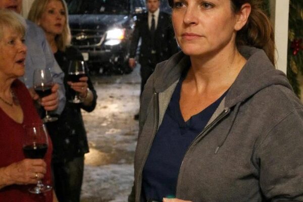 Haar familie bespotte haar als telefoniste in het ziekenhuis tijdens een bijeenkomst tijdens de feestdagen. Toen ging haar pieper af, reden zwarte SUV’s de oprit op en werd het stil in de kamer toen ze zich realiseerden wie de vrouw was