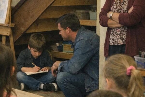 Ze zei tegen mijn zoon dat hij onder de trap moest gaan zitten omdat ‘stille kinderen geen aandacht nodig hebben’ – ze wist niet dat ik daar al stond