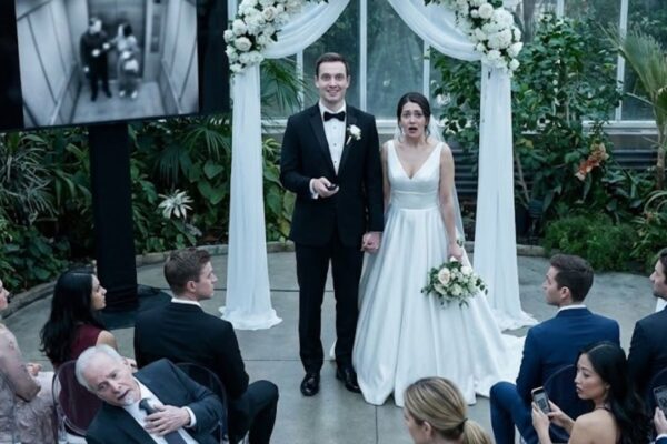 Mijn verloofde sliep met mijn vader vóór onze bruiloft; Ik veranderde de ceremonie in een terugverdientijd. De avond voor mijn bruiloft liet mijn vader zijn telefoon ontgrendeld achter, en één bericht van mijn verloofde deed mijn bloed koud worden. Ik heb ze niet geconfronteerd. Ik heb niets geannuleerd. Ik glimlachte, maakte de plattegrond af en besteedde de volgende drie uur aan het bouwen van een ‘verrassing’ voor 150 gasten. – Nieuws
